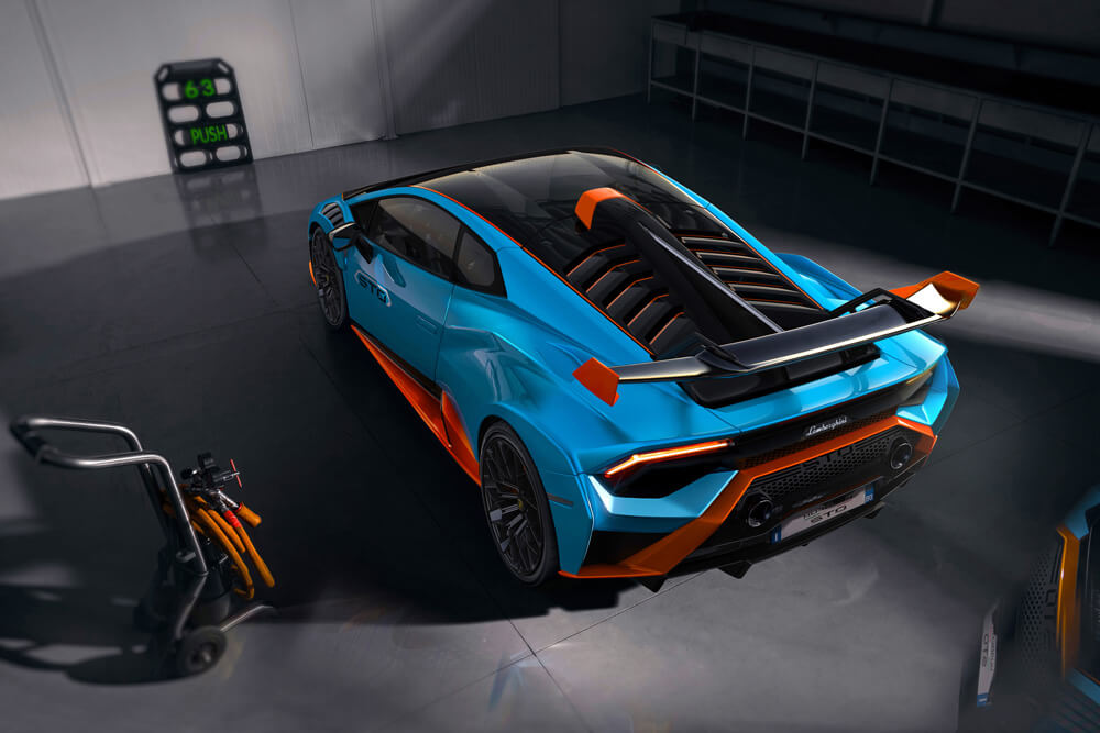 Large adjustable rear wing adapts to different driving styles and conditions. Credit: Lamborghini